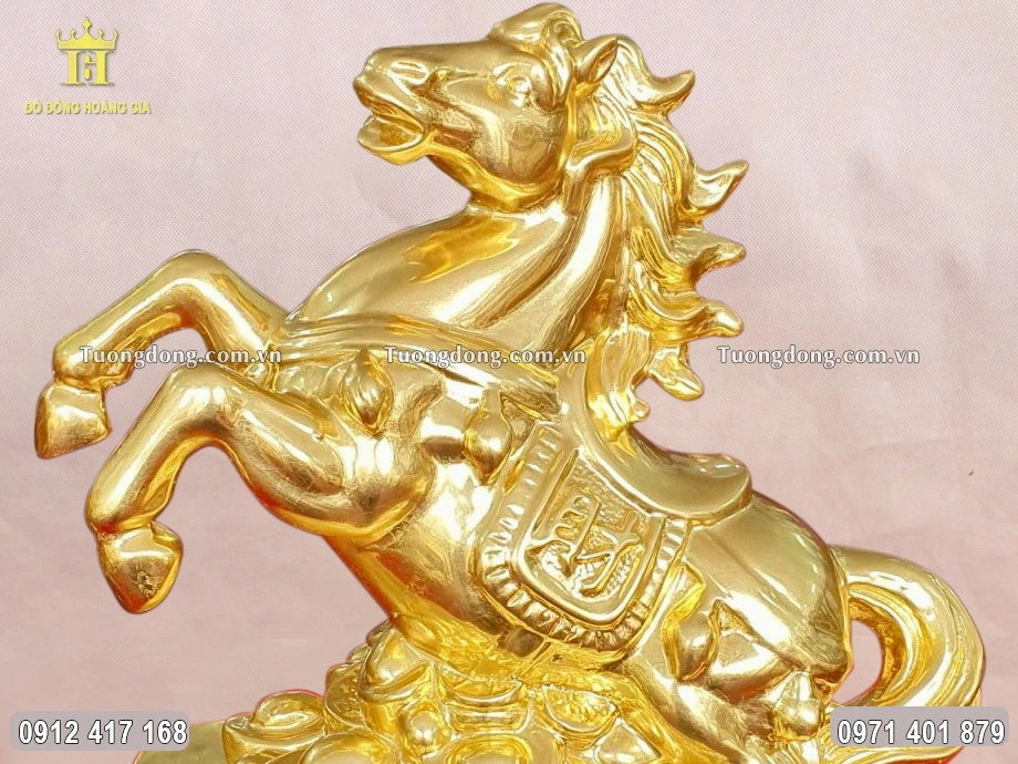 Lông bờm ngựa chạm khắc uốn lượn mềm mại